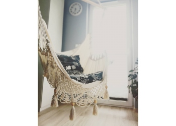 Inspirujące wnętrza z fotelem hamakowym w roli głównej