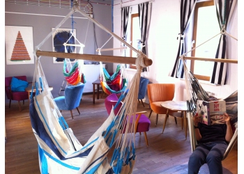 Fotele hamakowe w Cafe Plakatówka