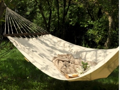 Wide hammock with spreader bars