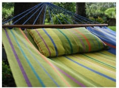 Wide hammock with spreader bars